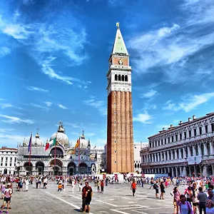 https://raggio-di-sole-dietro-piazza-san-marco.hotelslidodijesolo.com